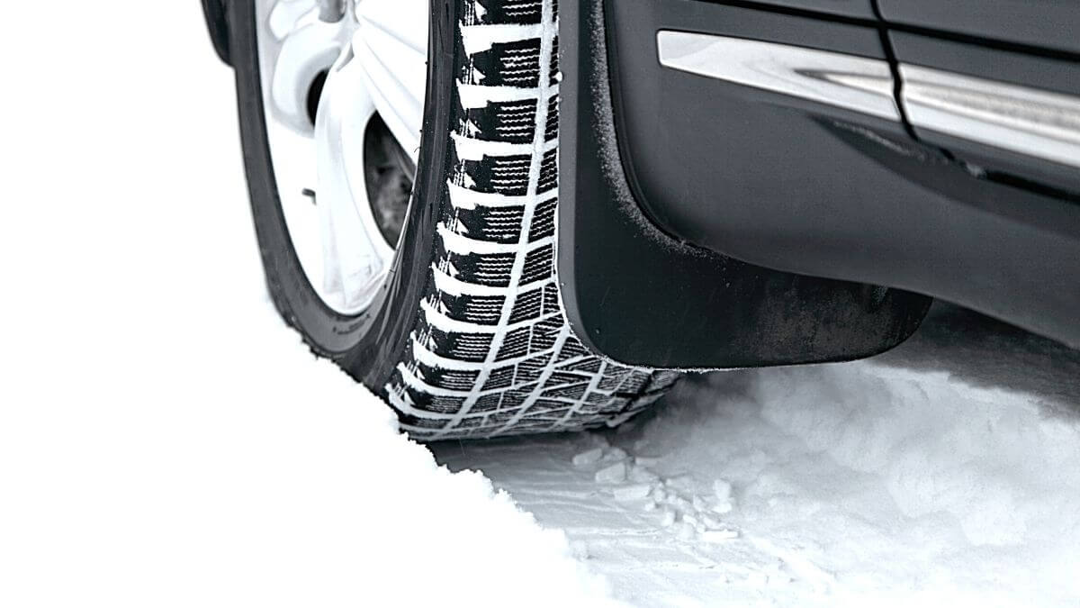 pneu d'hiver sur la neige laissant des traces