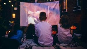 Enfants regardant un film en plein air