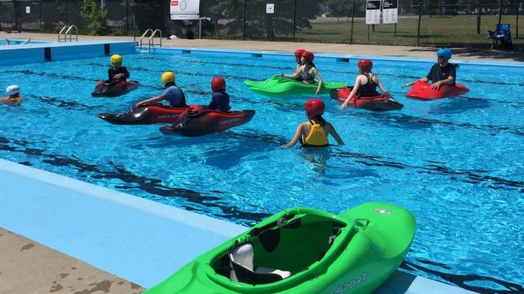 Séance d'initiation au kayak de rivière par Eau-Vive LaSalle à la piscine Ouellette