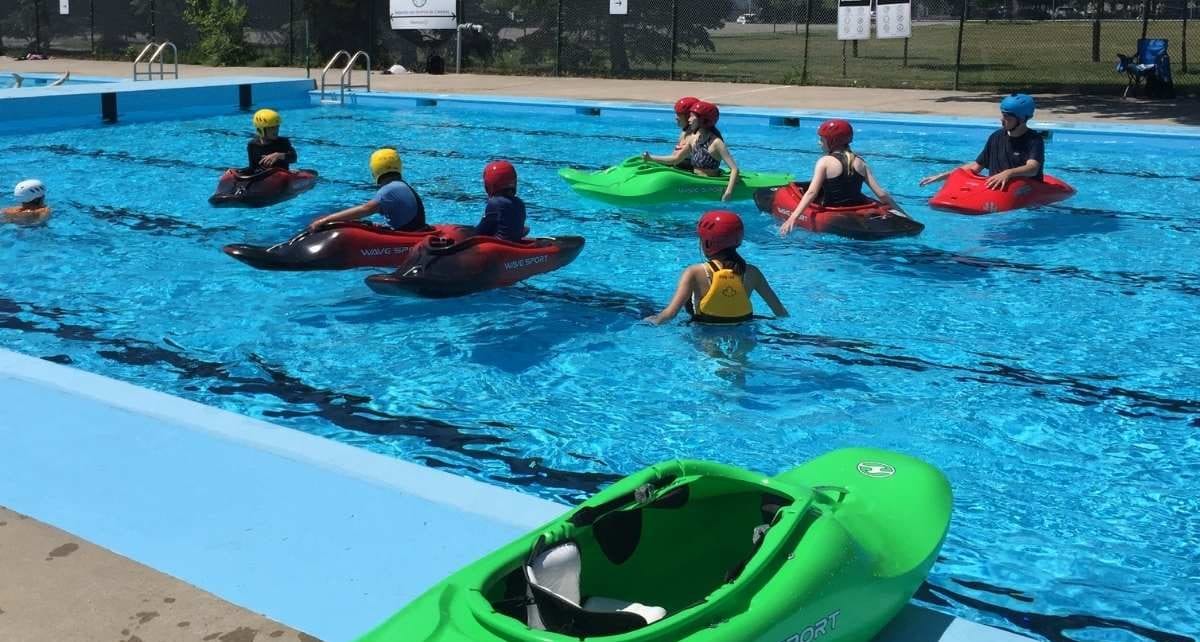 Séance d'initiation au kayak de rivière par Eau-Vive LaSalle à la piscine Ouellette