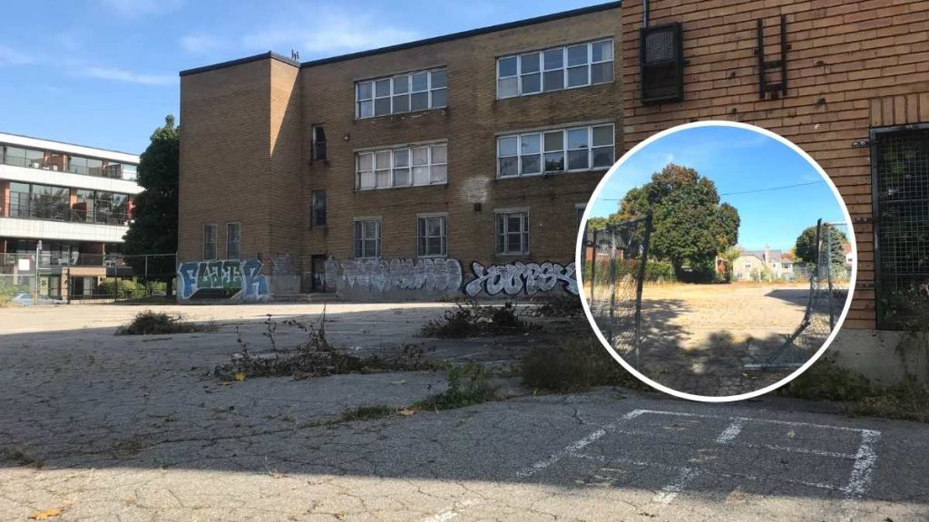 La clôture endommagée de la cour de l'ex-école Allion dans le Bronx à LaSalle (9 octobre 2021)