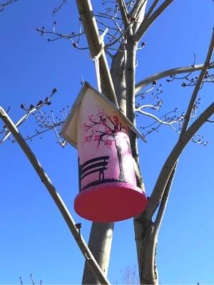 Maison à oiseaux par les Artistes Anonymes du Bronx - Maison rose
