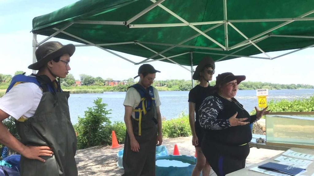 Virginie Michaud présente la pêche scientiifque au parc des Rapides