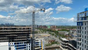 LaSalle et le centre ville de Montréal vus du haut d'une tour en construction sur Newman