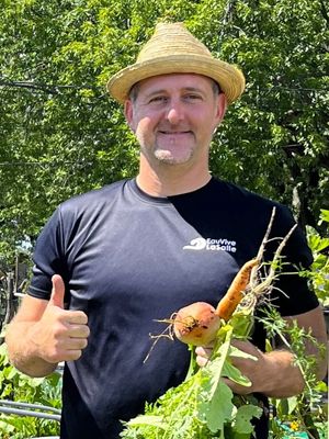 Philippe Lavallée avec des légumes de son potager
