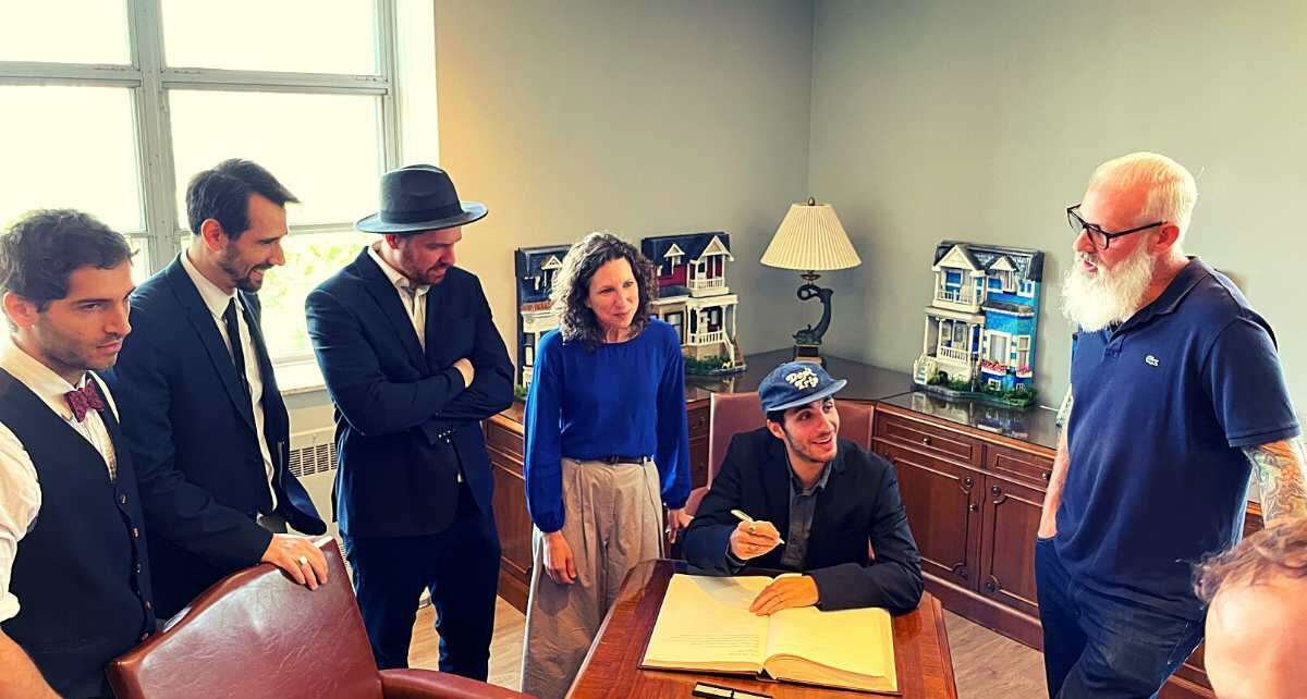 Clay and Friends avec Marie-Andrée Mauger et Sterling Downey signent le livre d'or de Verdun