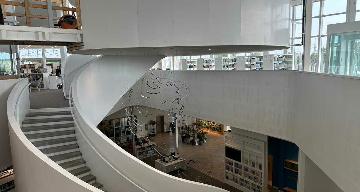 L'escalier principal et l'œuvre d'art public de la bibliothèque L'Octogone