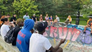 Des jeunes participent à un groupe de discussion au skatepark du Parc LaSalle.