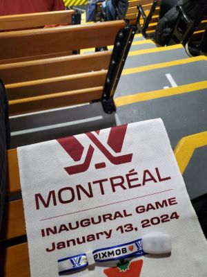 Drapeau du 1er jeu à la maison de l'équipe de hockey féminin PWHL Montréal à Verdun