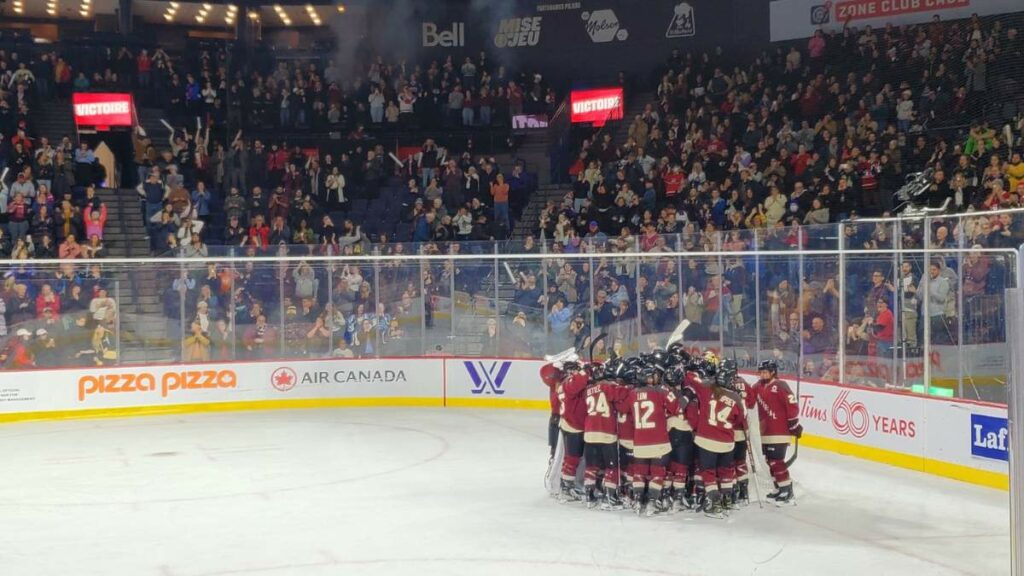 1ère victoire à domicile de l'équipe de hockey féminin professionnel de Montréal à Laval contre New York - 