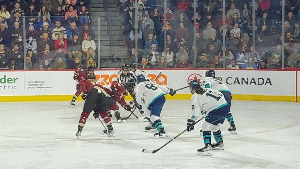 1ère victoire à domicile de l'équipe de hockey féminin professionnel de Montréal à Laval contre New York