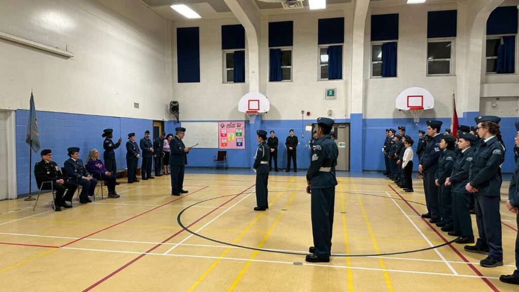Des cadets de Escadron 796 LaSalle participent à une cérémonie.