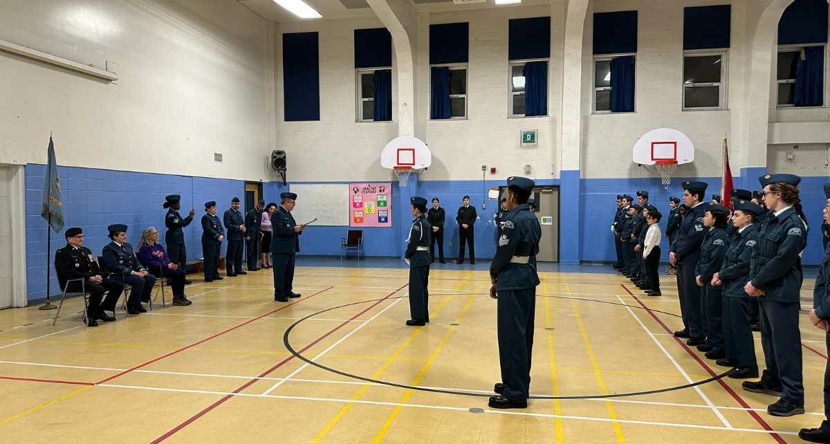 Des cadets de Escadron 796 LaSalle participent à une cérémonie.