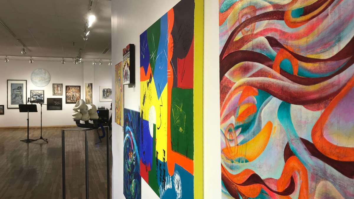 Plusieurs oeuvres colorées au Salon du printemps de l'Association des artistes de LaSalle