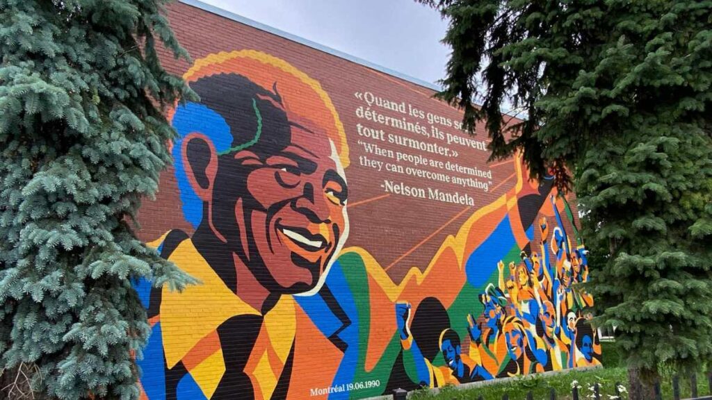 Image d'une murale rendant hommage à Nelson Mandela.